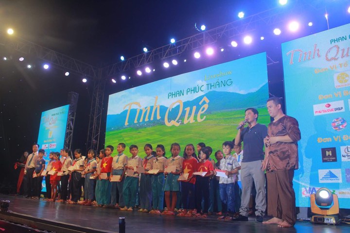 Giải trí - Chàng trai bán nuớc chè ở chợ huyện khóc trên sân khấu (Hình 3).