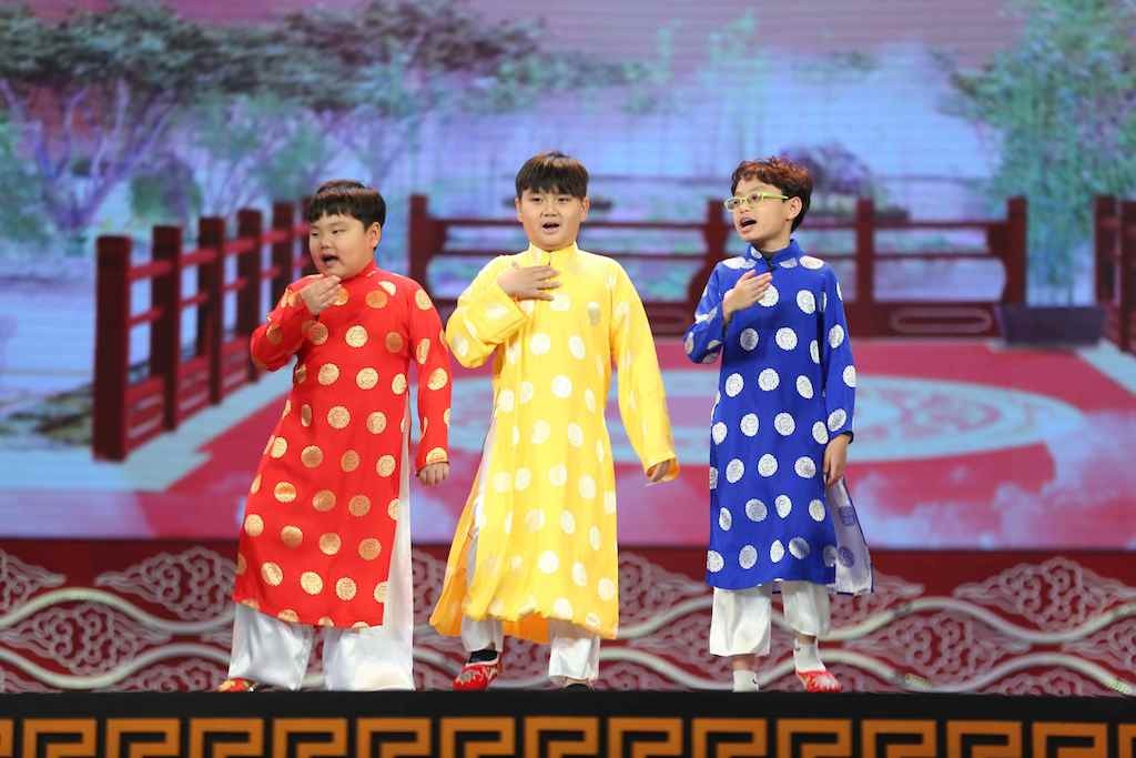 NSƯT Công Lý tình tứ với bạn gái kém 15 tuổi tại hậu trường Táo quân 2018 - Hình 6