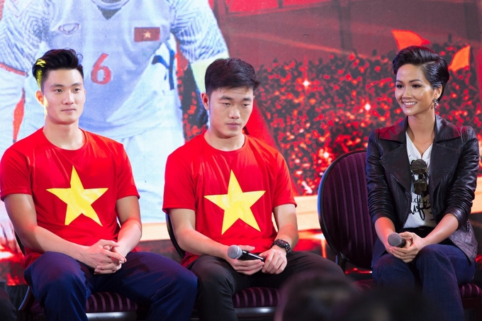 H'Hen Niê ngượng ngùng tặng gấu bông cho Quang Hải của U23 Việt Nam - Hình 2