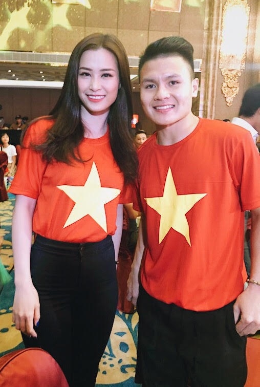 H'Hen Niê ngượng ngùng tặng gấu bông cho Quang Hải của U23 Việt Nam - Hình 6