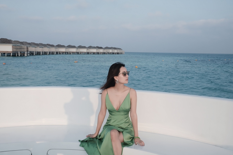 Đôi bạn cùng tiến MC Quỳnh Chi, Thuỳ Dung gợi cảm ở "thiên đường" Maldives - Hình 4