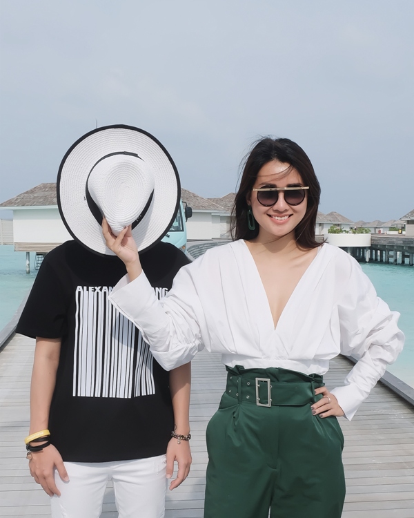 Đôi bạn cùng tiến MC Quỳnh Chi, Thuỳ Dung gợi cảm ở "thiên đường" Maldives - Hình 2