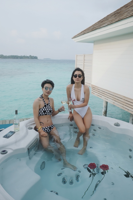 Đôi bạn cùng tiến MC Quỳnh Chi, Thuỳ Dung gợi cảm ở "thiên đường" Maldives - Hình 3