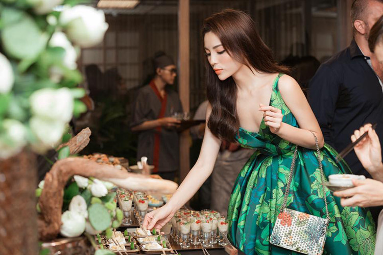 Loạt hình ảnh khiến Hoa hậu Kỳ Duyên vướng nghi vấn phẫu thuật nâng ngực - Hình 10