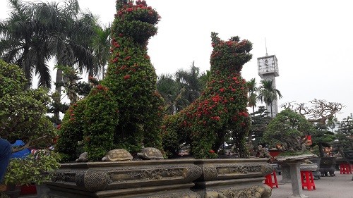 Chiêm ngưỡng cặp cây cảnh hoa mẫu đơn hình linh vật năm Mậu Tuất - Hình 3