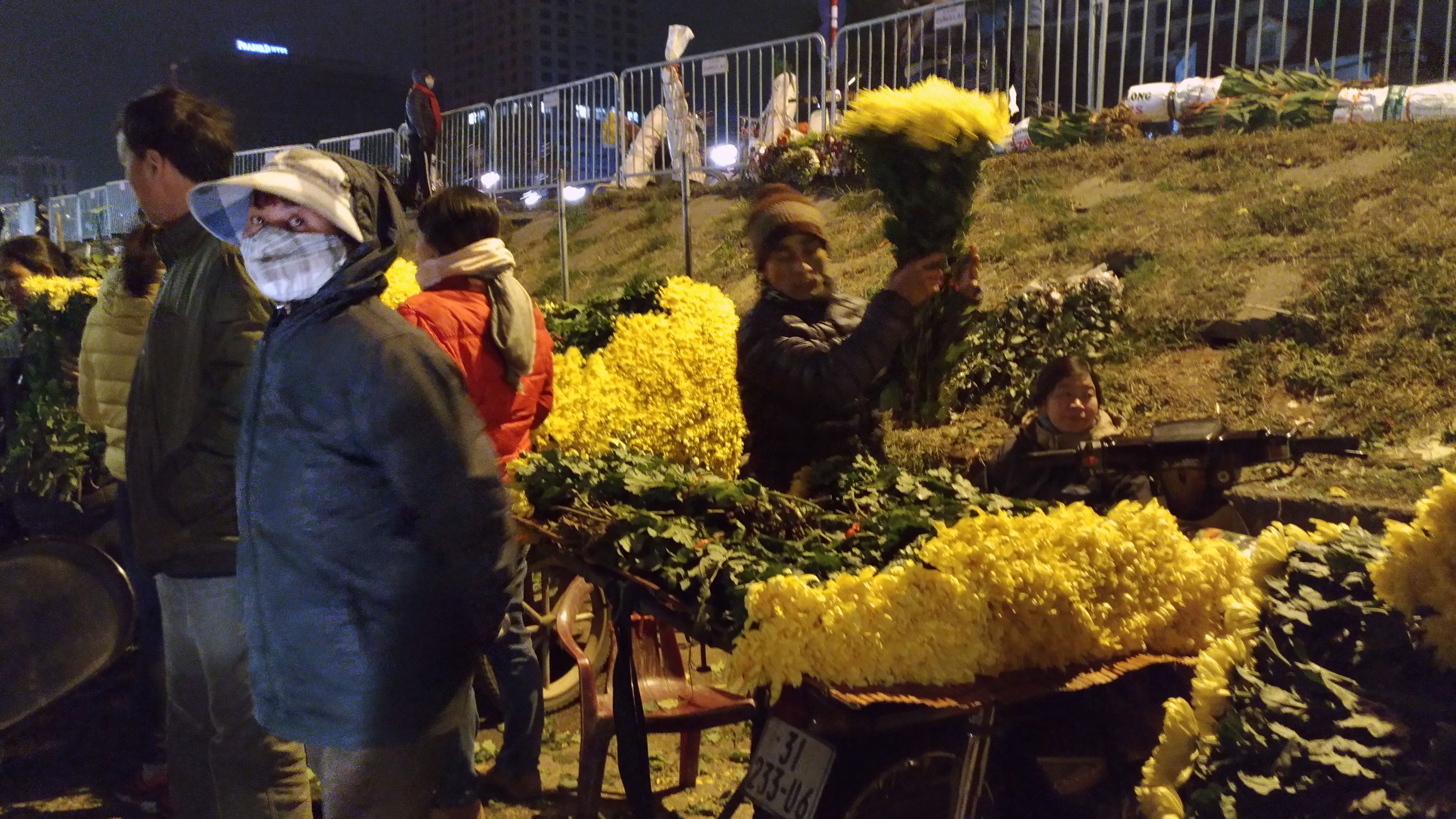 Chợ hoa đêm Quảng Bá nhộn nhịp ngày cuối năm - Hình 2