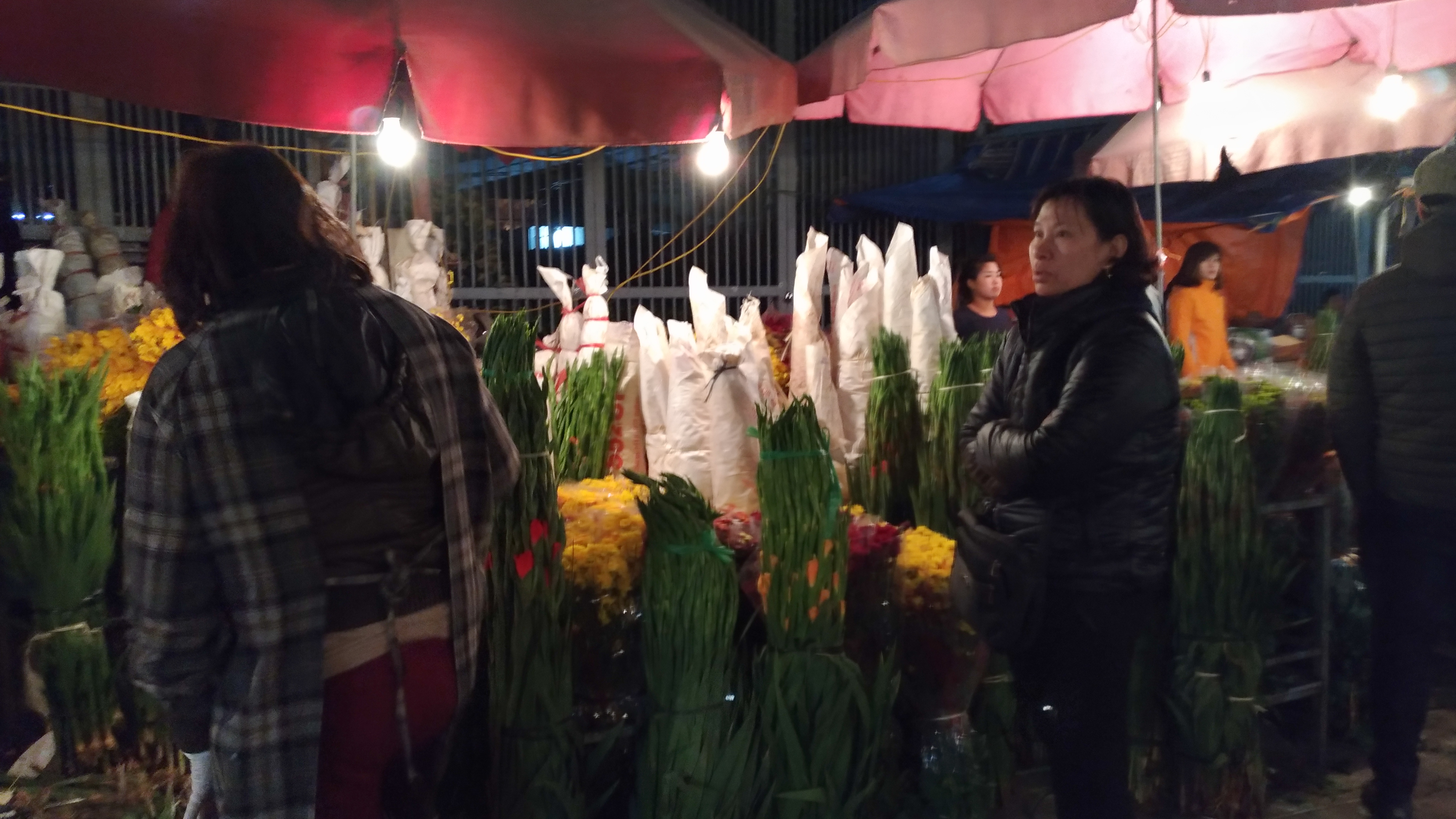 Chợ hoa đêm Quảng Bá nhộn nhịp ngày cuối năm - Hình 4