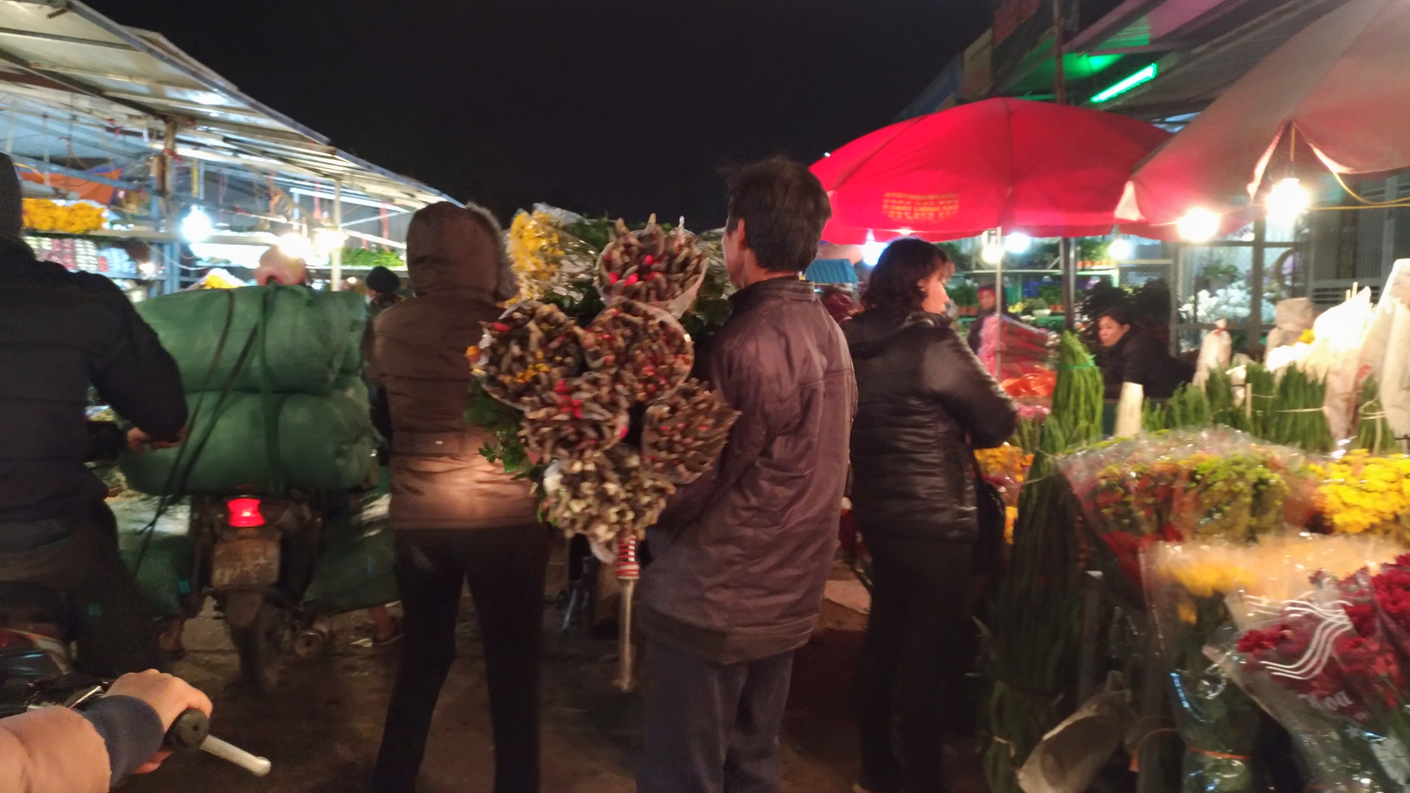 Chợ hoa đêm Quảng Bá nhộn nhịp ngày cuối năm - Hình 5