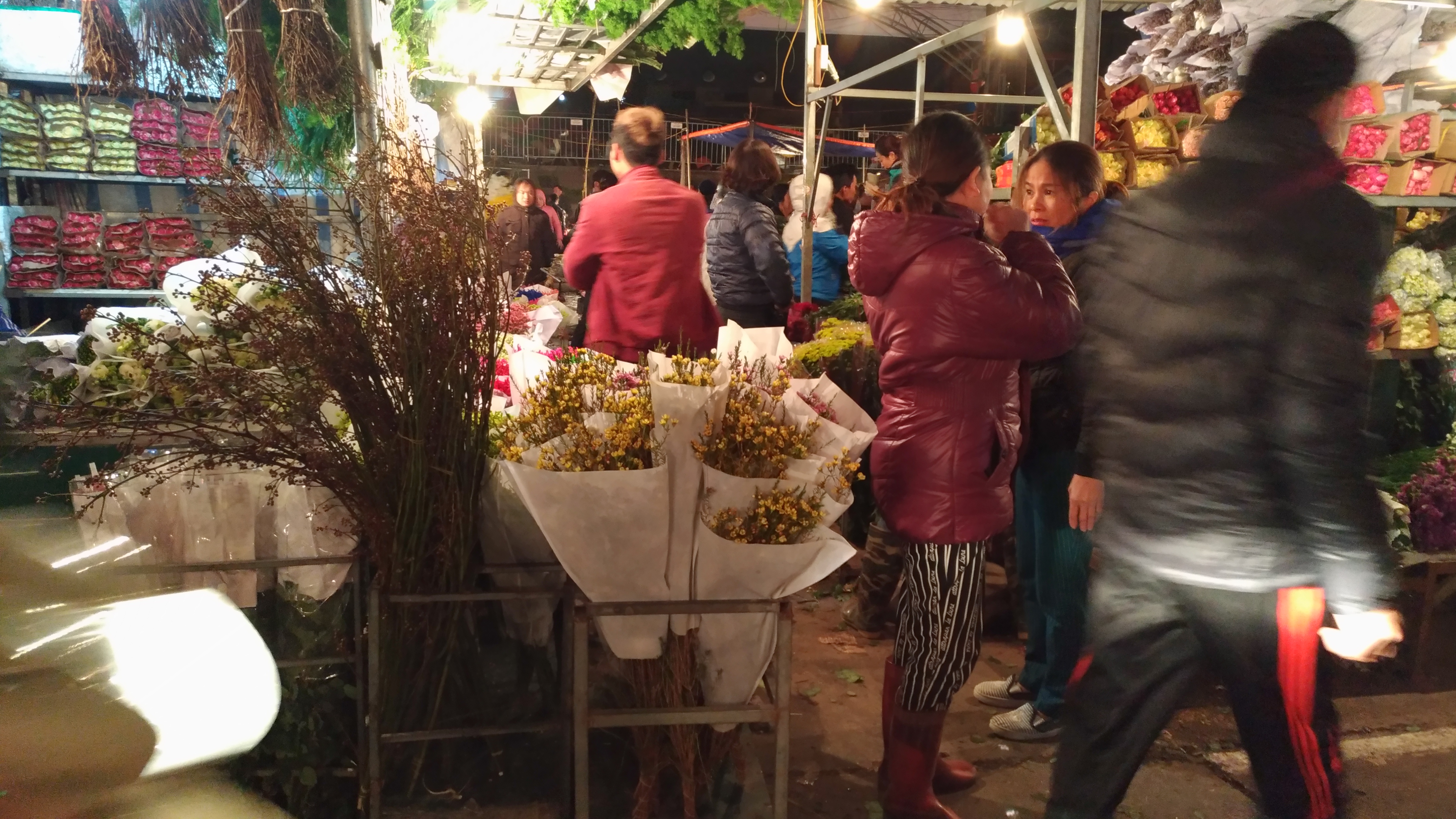 Chợ hoa đêm Quảng Bá nhộn nhịp ngày cuối năm - Hình 6