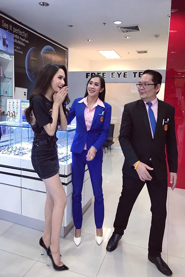 Tân Hoa hậu Chuyển giới Hương Giang được khán giả săn đón khi đi mua sắm ở Thái - Hình 3