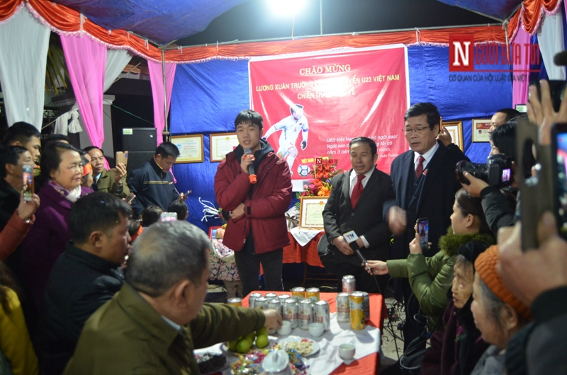 Lương Xuân Trường trong vòng tay bà nội ngày trở về "vinh quy bái tổ" - Hình 9