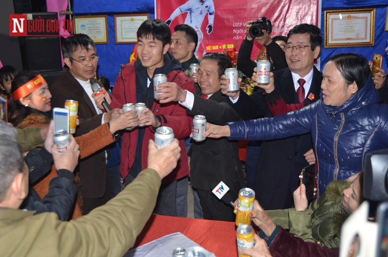 Lương Xuân Trường trong vòng tay bà nội ngày trở về "vinh quy bái tổ" - Hình 10