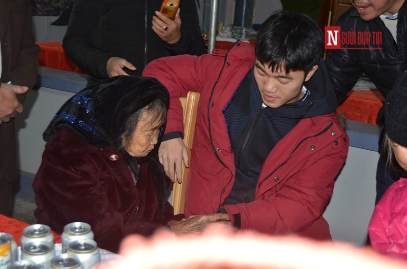 Lương Xuân Trường trong vòng tay bà nội ngày trở về "vinh quy bái tổ" - Hình 1