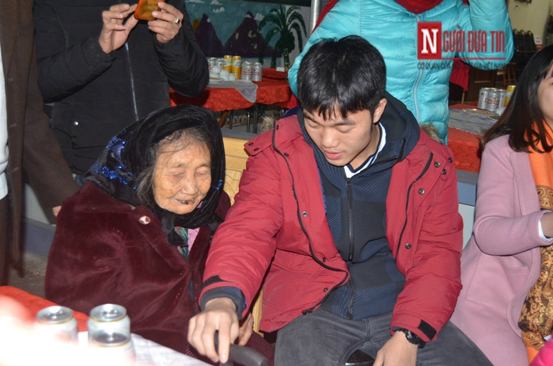 Lương Xuân Trường trong vòng tay bà nội ngày trở về "vinh quy bái tổ" - Hình 2