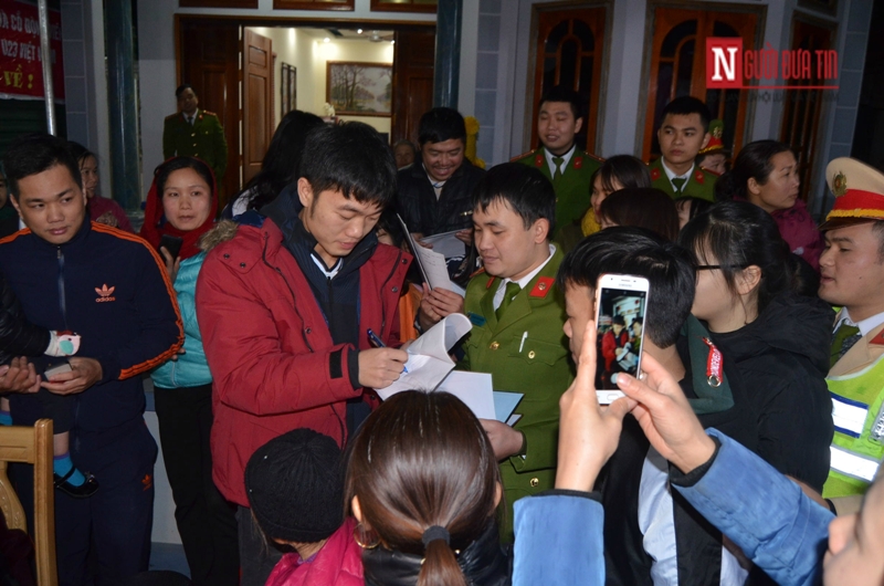 Lương Xuân Trường trong vòng tay bà nội ngày trở về "vinh quy bái tổ" - Hình 4