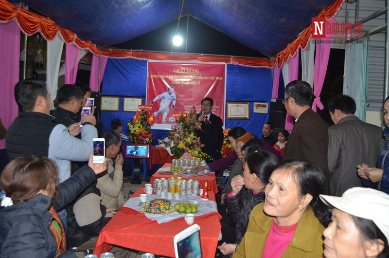 Lương Xuân Trường trong vòng tay bà nội ngày trở về "vinh quy bái tổ" - Hình 6