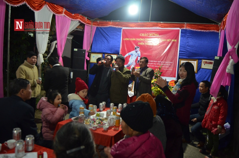 Lương Xuân Trường trong vòng tay bà nội ngày trở về "vinh quy bái tổ" - Hình 7