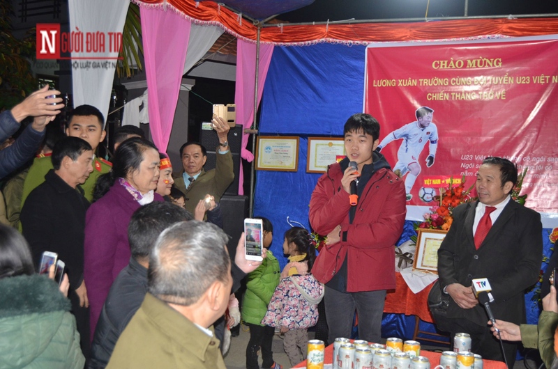 Lương Xuân Trường trong vòng tay bà nội ngày trở về "vinh quy bái tổ" - Hình 8