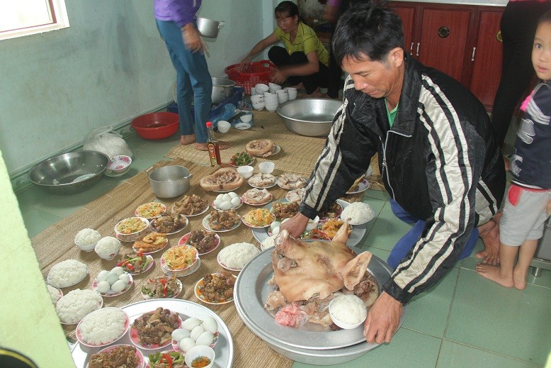 Người đàn ông làm tàu giấy cúng 64 liệt sỹ Gạc Ma trước biển - Hình 1
