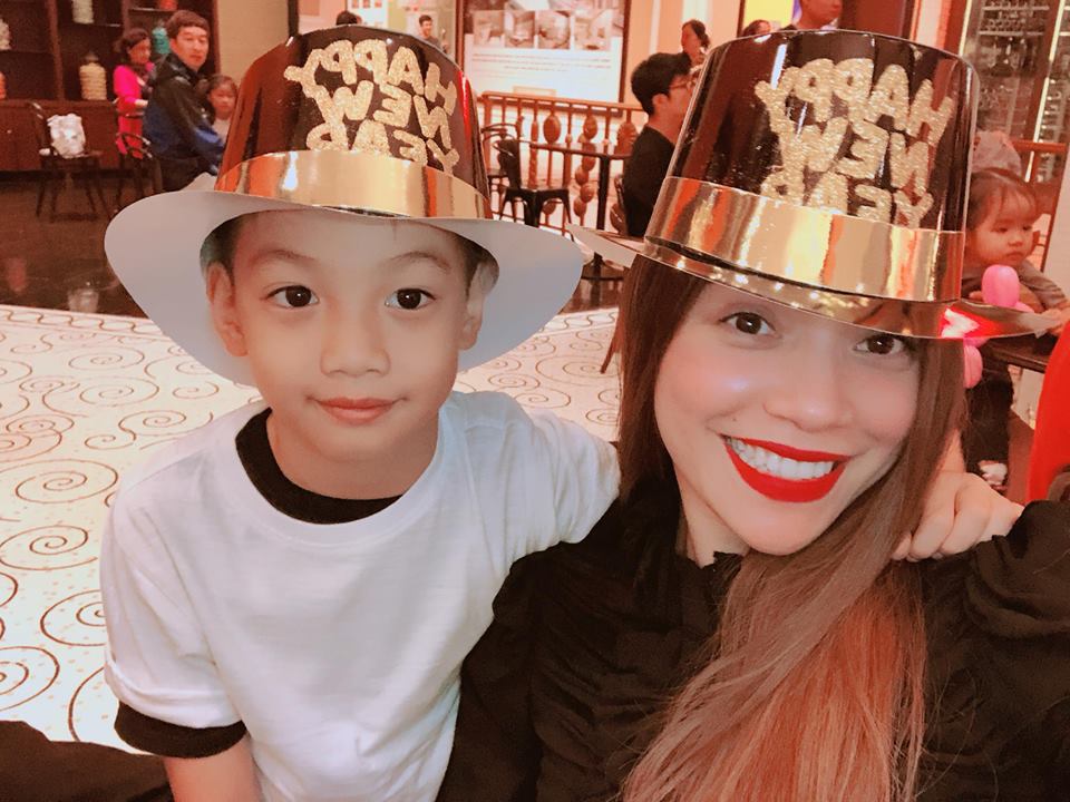 Loạt sao Việt khoe ảnh tưng bừng đón năm mới 2018 - Hình 1