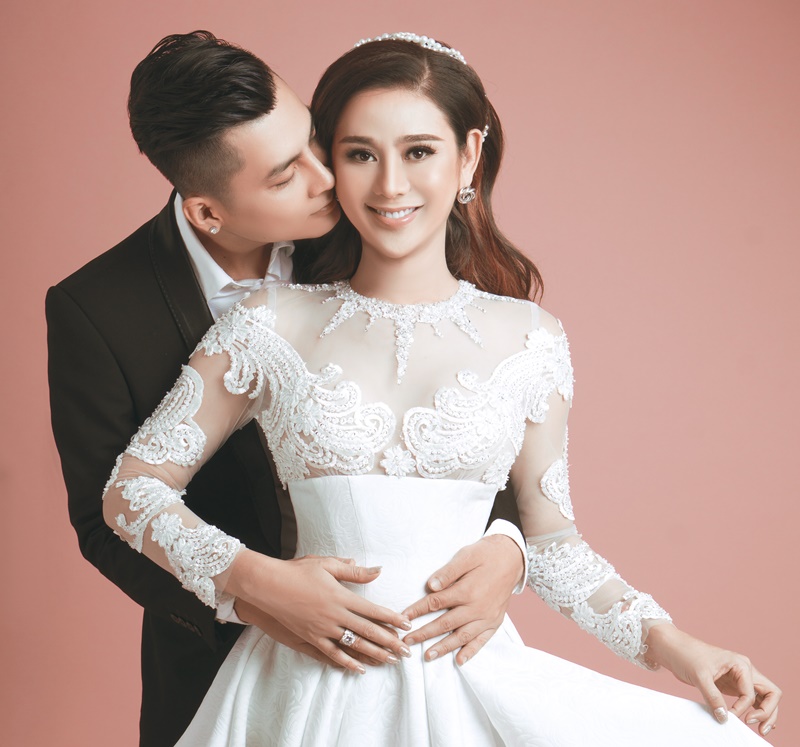 Lâm Khánh Chi tiết lộ cuộc sống hôn nhân với chồng trẻ sau "đám cưới thế kỷ" - Hình 1