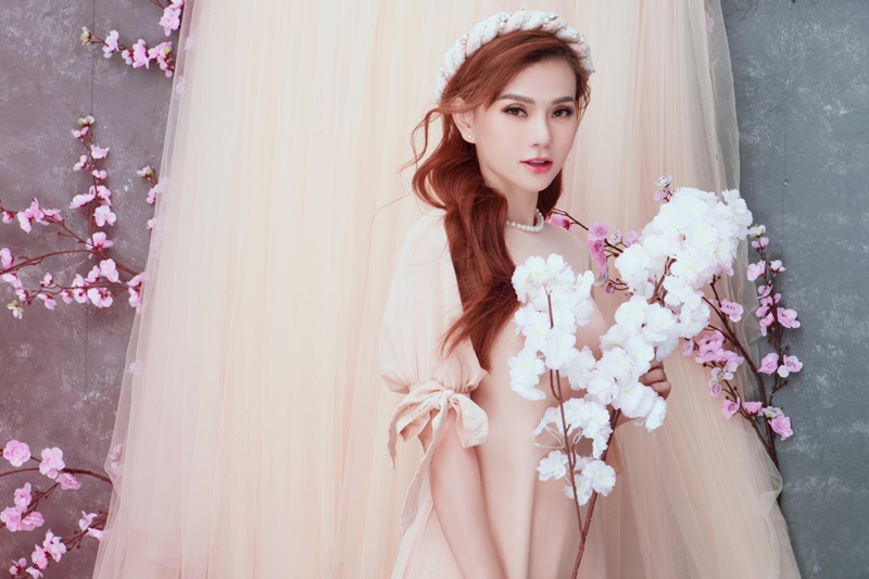 Ca sĩ Thu Thủy khoe nhan sắc mặn mà, quyến rũ trong bộ ảnh Tết - Hình 1