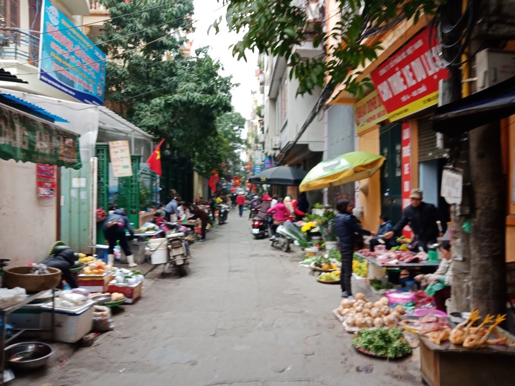 Hà Nội: Chợ Tết len lỏi trong khu tập thể - Hình 1