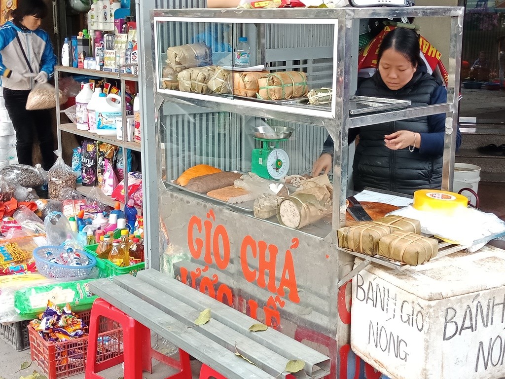 Hà Nội: Chợ Tết len lỏi trong khu tập thể - Hình 6