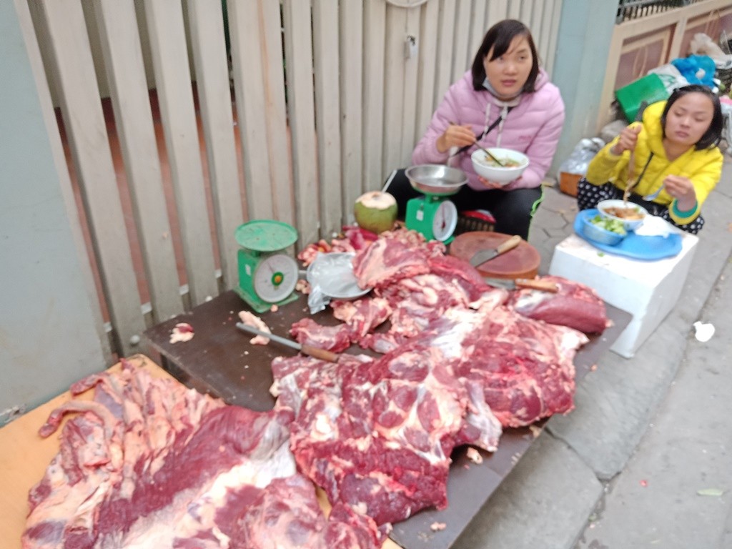 Hà Nội: Chợ Tết len lỏi trong khu tập thể - Hình 4