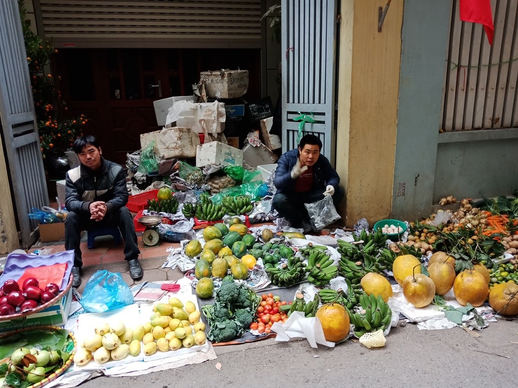 Hà Nội: Chợ Tết len lỏi trong khu tập thể - Hình 8