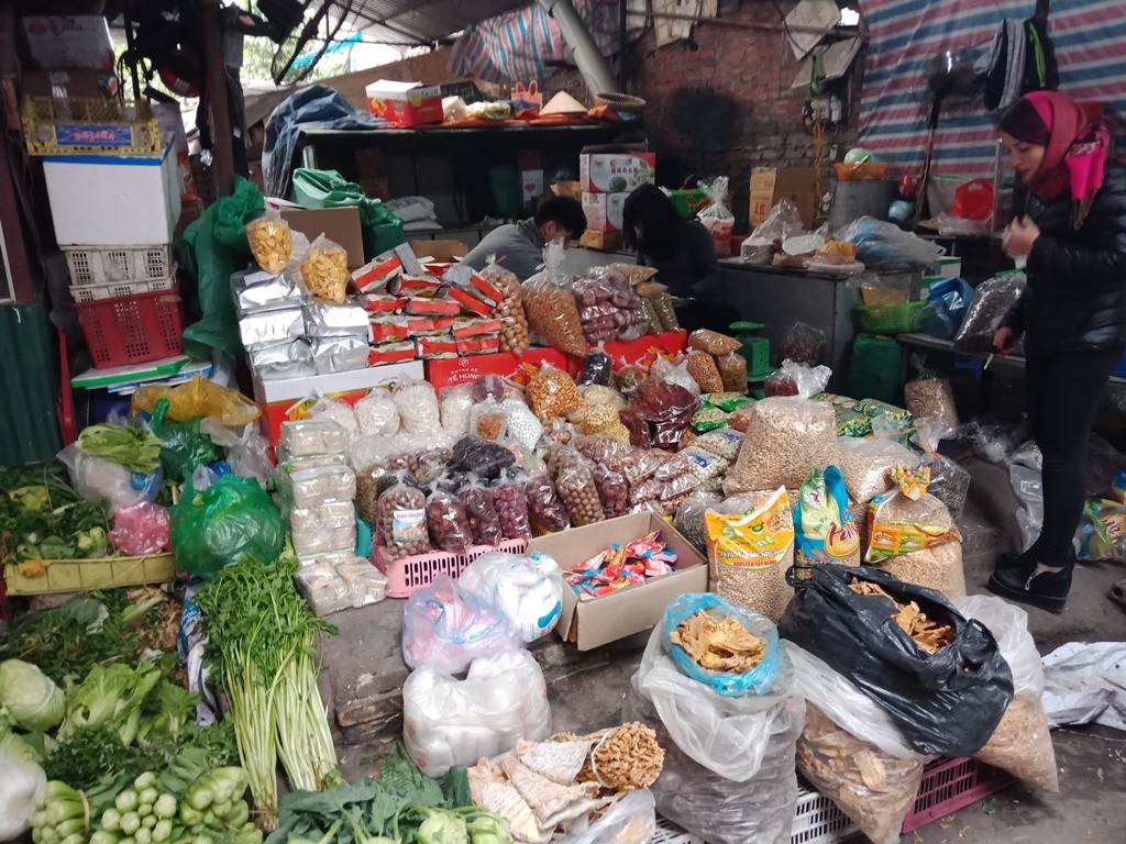 Hà Nội: Chợ Tết len lỏi trong khu tập thể - Hình 7