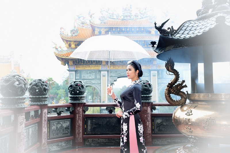 Hoa hậu Ngọc Hân xinh đẹp nao lòng cùng áo dài - Hình 8