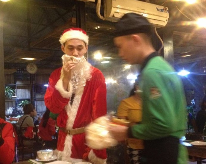 1001 kiểu đón Giáng sinh: "Ông già Noel" tặng quà trong quán lẩu - Hình 2