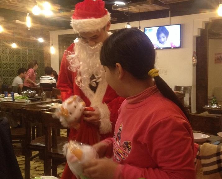 1001 kiểu đón Giáng sinh: "Ông già Noel" tặng quà trong quán lẩu - Hình 1