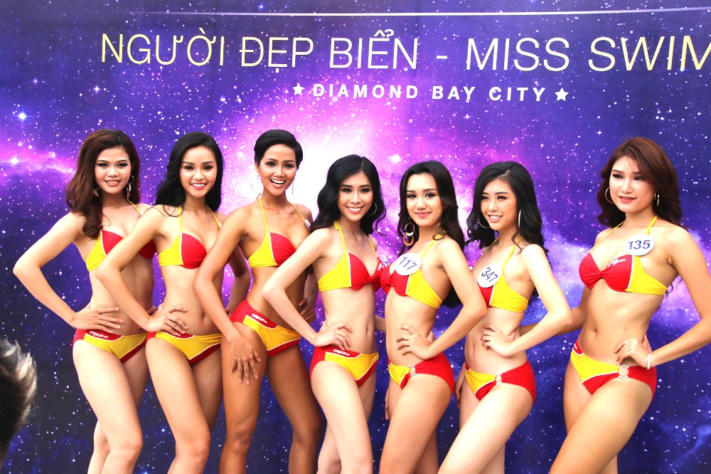Thí sinh Hoa hậu Hoàn vũ lộ đùi to, bụng kém thon trong phần thi bikini - Hình 1