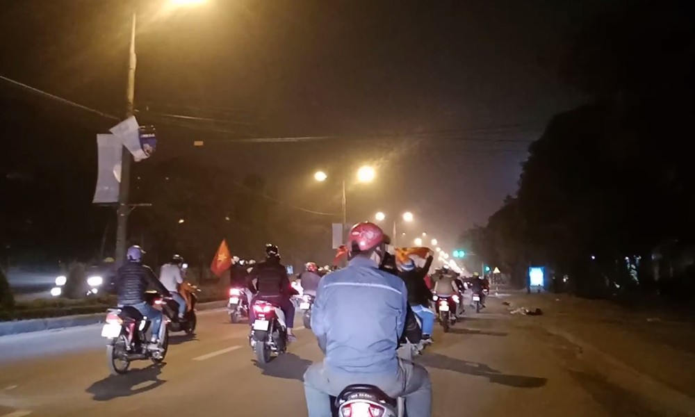 Cờ đỏ sao vàng tung bay trong tiệc ăn mừng của người hâm mộ - Hình 3