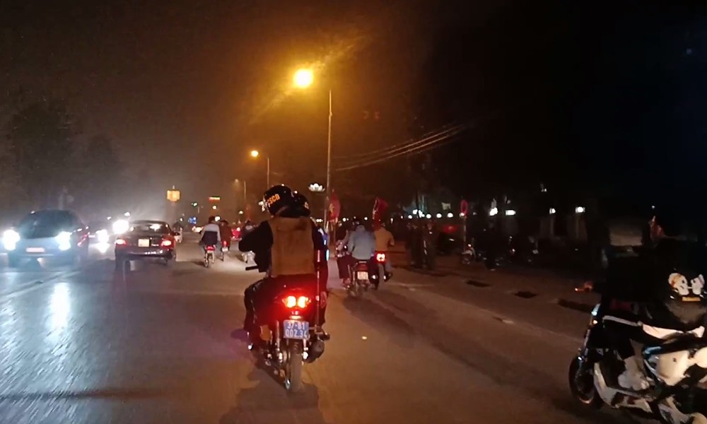 Cờ đỏ sao vàng tung bay trong tiệc ăn mừng của người hâm mộ - Hình 6