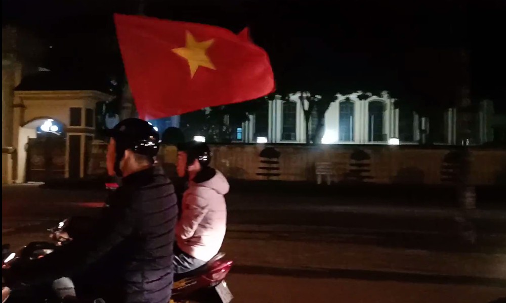 Cờ đỏ sao vàng tung bay trong tiệc ăn mừng của người hâm mộ - Hình 7