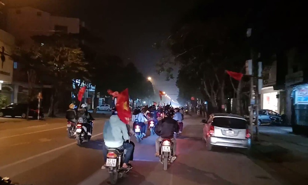 Cờ đỏ sao vàng tung bay trong tiệc ăn mừng của người hâm mộ - Hình 8