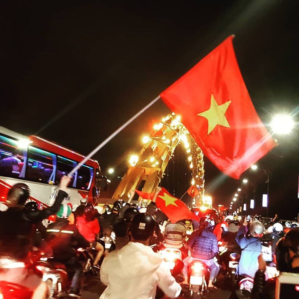 Cờ đỏ sao vàng tung bay trong tiệc ăn mừng của người hâm mộ - Hình 1