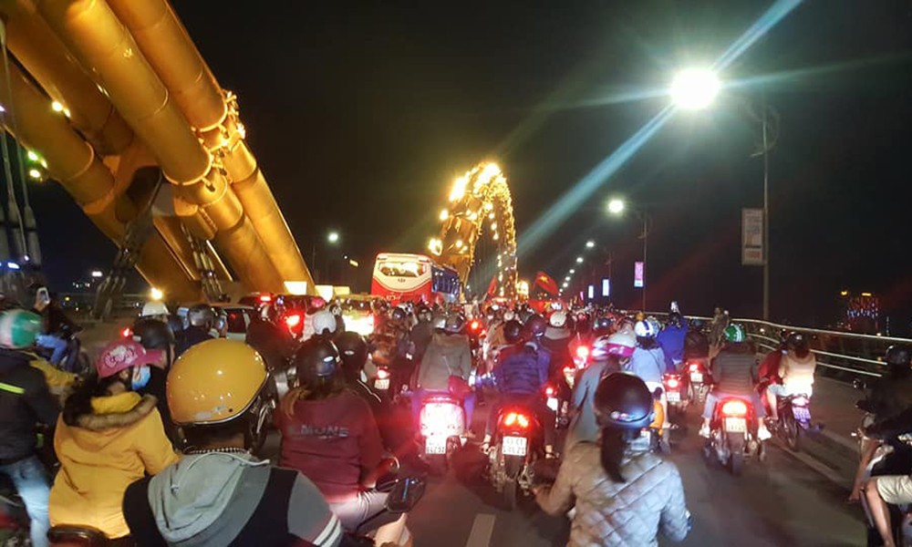Cờ đỏ sao vàng tung bay trong tiệc ăn mừng của người hâm mộ - Hình 2