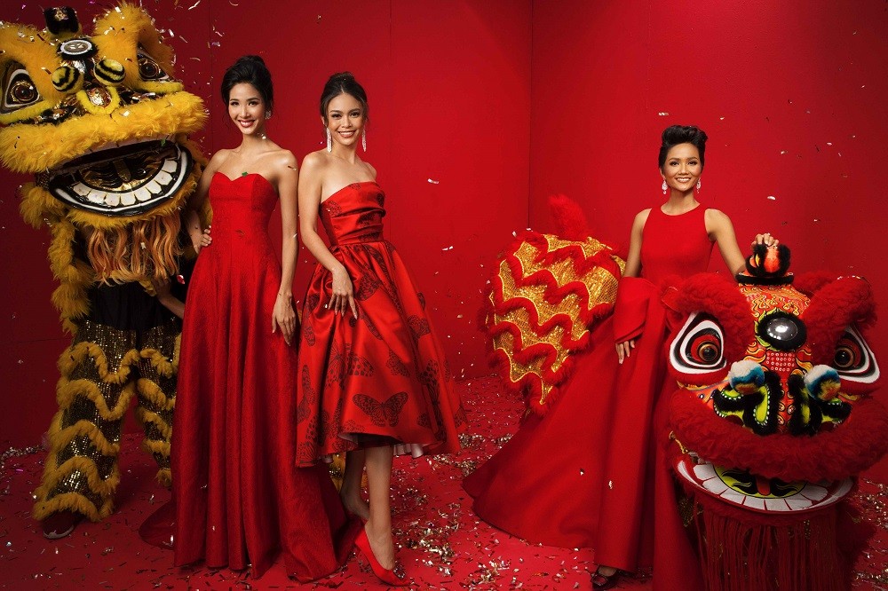Ba nàng hậu thành thật trong giây phút chuyển giao năm mới - Hình 1