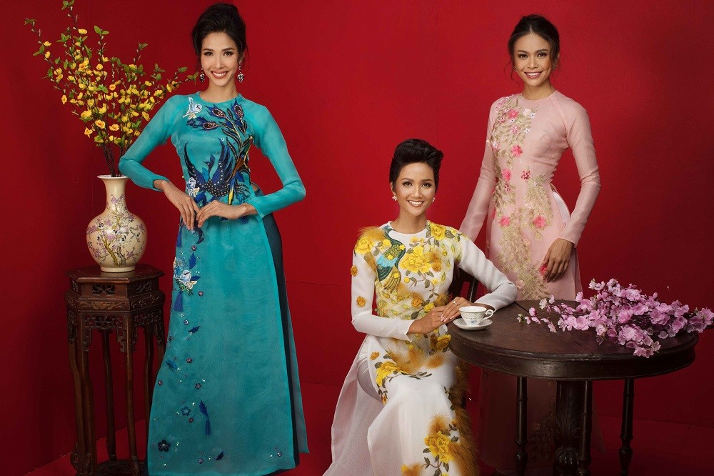 Ba nàng hậu thành thật trong giây phút chuyển giao năm mới - Hình 3