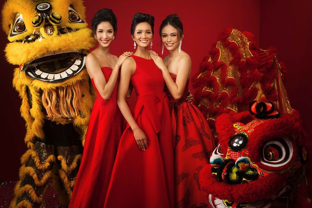 Ba nàng hậu thành thật trong giây phút chuyển giao năm mới - Hình 2