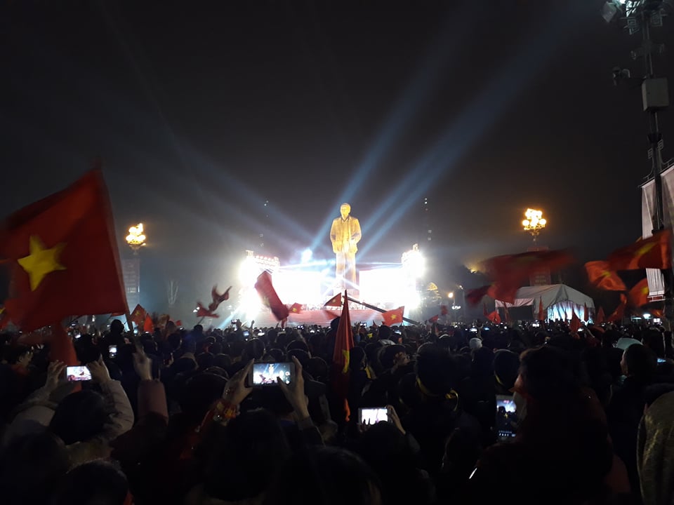 "Biển" người hò reo tại buổi lễ vinh danh các cầu thủ U23 xứ Nghệ - Hình 6
