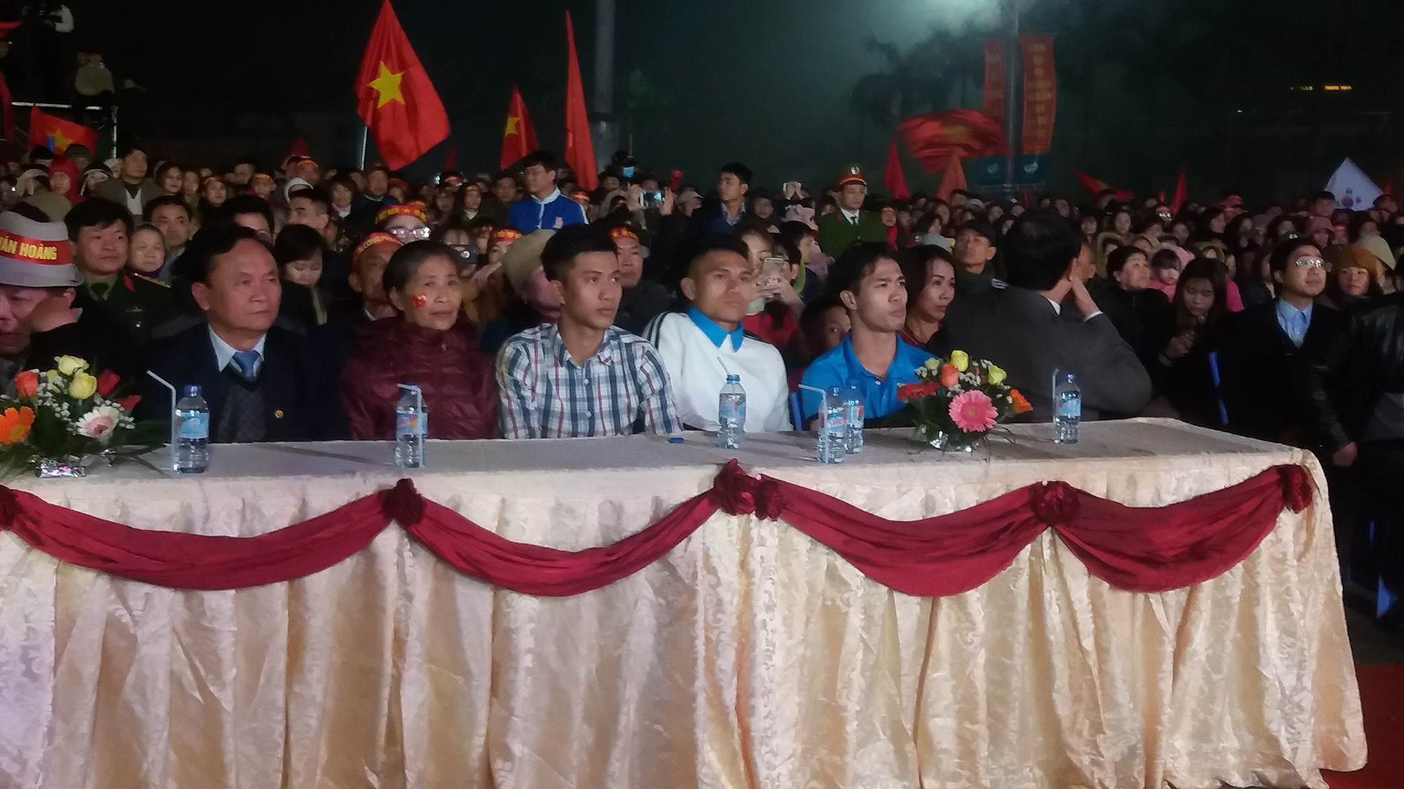 "Biển" người hò reo tại buổi lễ vinh danh các cầu thủ U23 xứ Nghệ - Hình 5