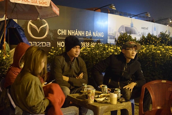 Cảnh màn trời chiếu đất trong giá lạnh của người bán hoa Tết ở Đà Nẵng - Hình 14