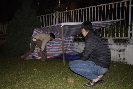 Cảnh màn trời chiếu đất trong giá lạnh của người bán hoa Tết ở Đà Nẵng - Hình 2
