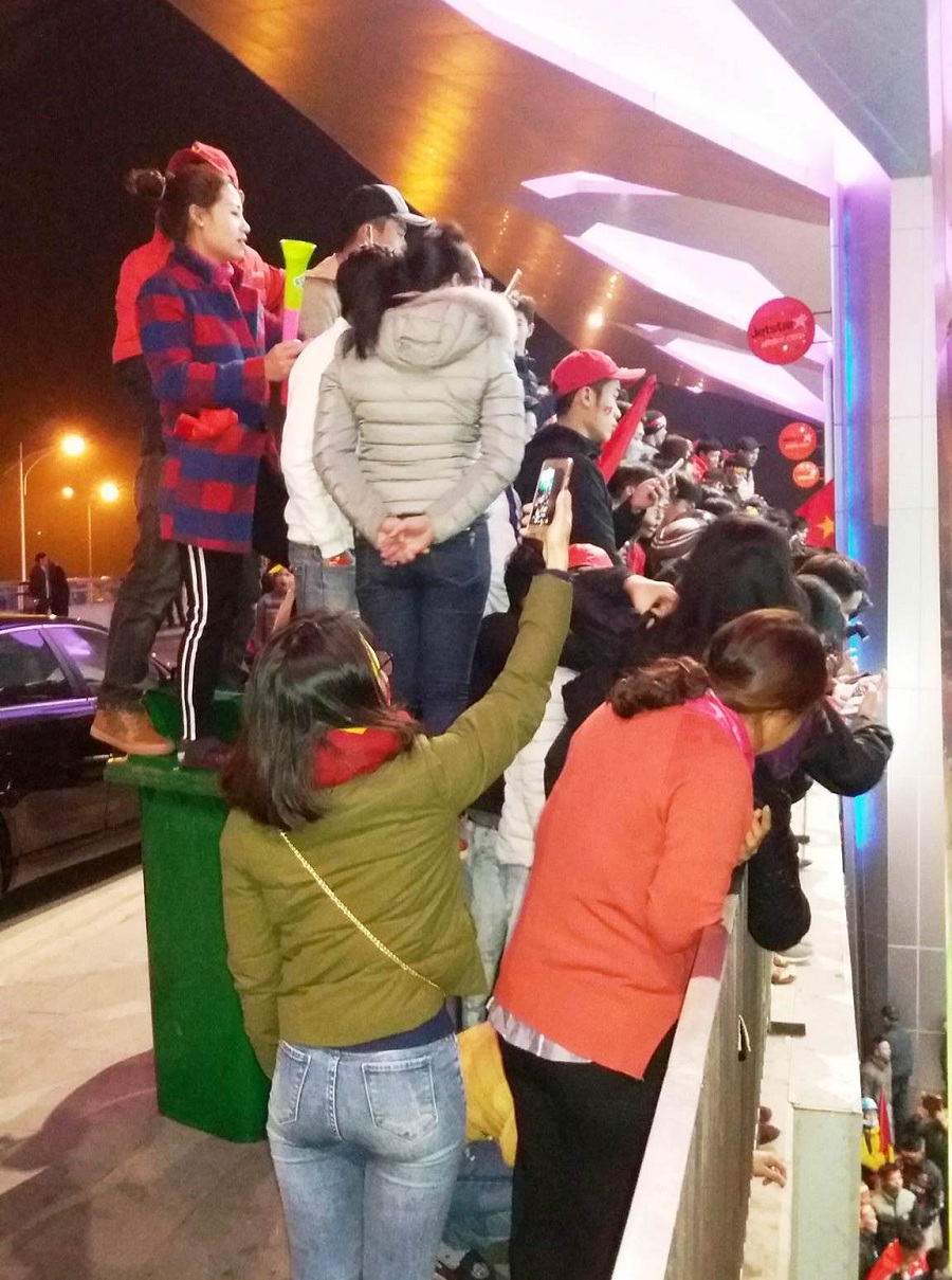 Đón những tuyển thủ vàng Nghệ An: Dùng dùi cui điện để kiểm soát NHM - Hình 7