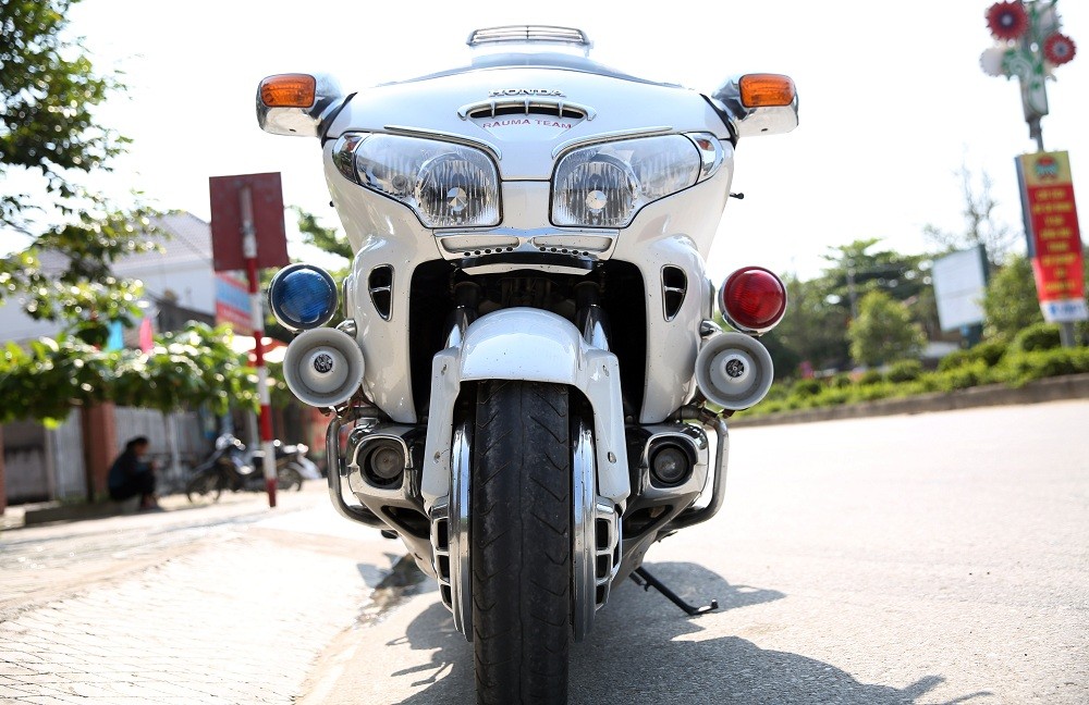 Đại gia “chân đất” tậu mô tô Honda Gold Wing cực chất gần 1 tỷ đồng - Hình 2